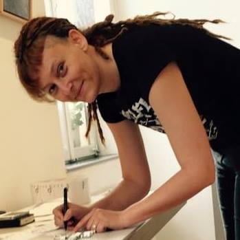 Hi, I'm Ania Polfer, born in February 1978 in Luxembourg. Je suis luxembourgeoise, mais depuis toujours mon coeur appartient au sud de la France, où j'ai eu la chance d'avoir des grand-parents, puis une partie de ma famille qui les a suivi.